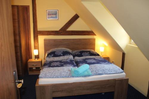 Un pat sau paturi într-o cameră la Penzion Modrý Svět