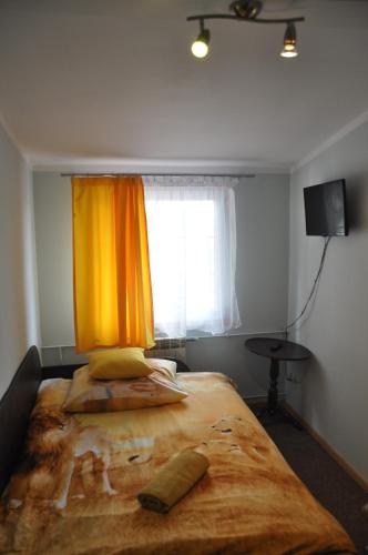 a bedroom with a large bed with a window at Zajazd pod Lwem in Trzebnica