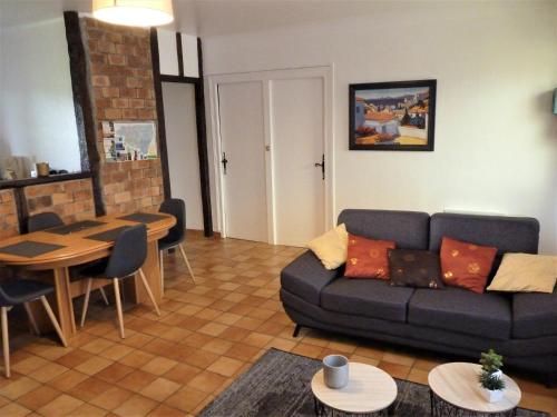 un salon avec un canapé et une table dans l'établissement Gîte altzia haut, à Saint-Michel