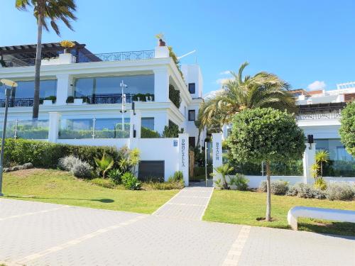 LUXURY APARTMENT FRONTAL TO THE SEA IN ESTEPONA DONCELLA BEACH