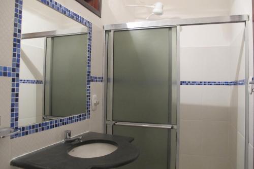 a bathroom with a sink and a shower at Pousada Mar Aberto in Arraial d'Ajuda