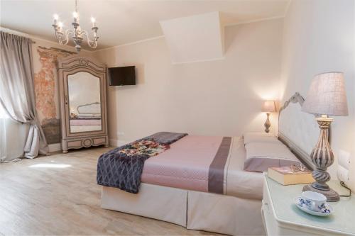 A bed or beds in a room at Pistoia Luxury Suite