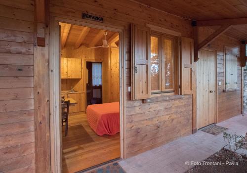 a room with a bed in a wooden cabin at SetterHouseAgriHotel in Trevi