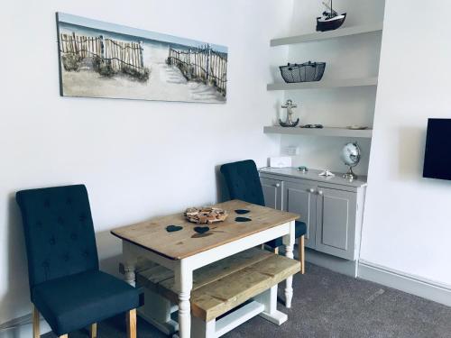 Gallery image of Heart of DARTMOUTH TOWN CENTER and with own PRIVATE PARKING - These Two Traditional Georgian SUPER STYLISH DUPLEX APARTMENTS are NEWLY REFURBISHED and have a CONNECTING DOOR For Larger Groups!!! in Dartmouth