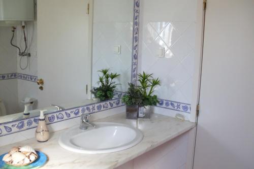 A bathroom at Cozy Country House near Beaches