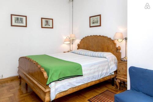 una camera da letto con un letto con una coperta verde sopra di Centro Storico - Piazza di Spagna a Roma