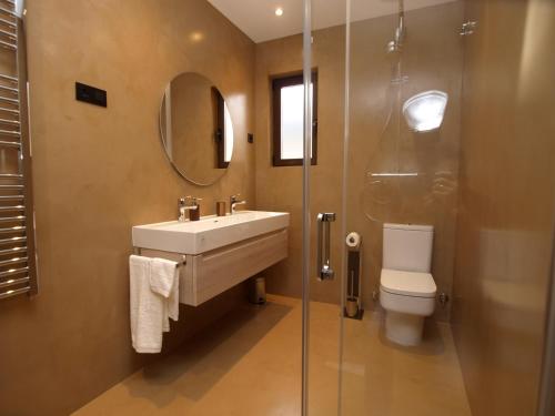a bathroom with a sink and a toilet and a shower at Apartamentos m.bell in León