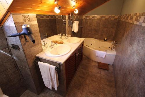 Navia de Suarna的住宿－Casa Suarna，浴室配有两个盥洗盆和浴缸。