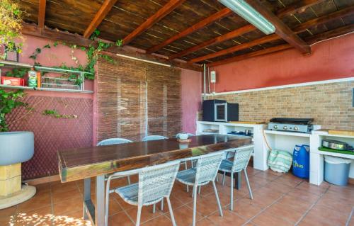 een keuken met een tafel en stoelen in een kamer bij Casa Roque Aguayro in Agüimes