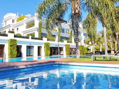 LUXURY APARTMENT FRONTAL TO THE SEA IN ESTEPONA DONCELLA BEACH