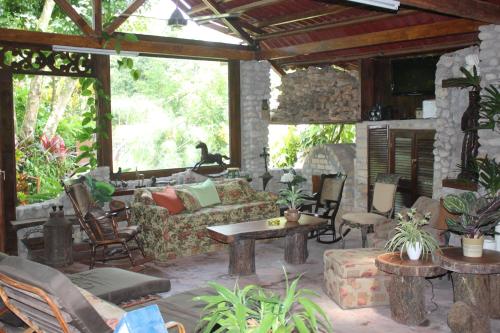 an outdoor living room with a couch and chairs at Los Aramos in Valle de Anton