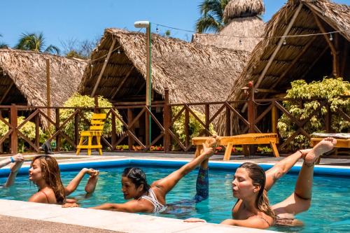 Bazén v ubytování Tiki Hut Hostel nebo v jeho okolí