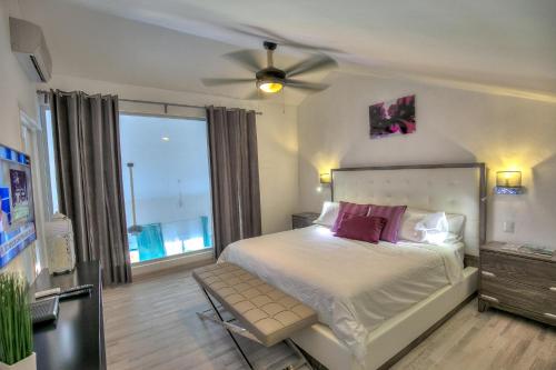 1 dormitorio con 1 cama y ventilador de techo en Chic Beach Apartment for Couples S-H203, en Punta Cana
