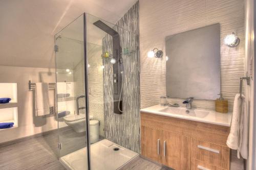 y baño con aseo, lavabo y ducha. en Chic Beach Apartment for Couples S-H203, en Punta Cana
