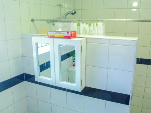 - un lavabo dans la salle de bains avec une boîte en haut dans l'établissement BJ&T Vacation Homes, à Kasane