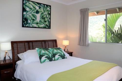 1 dormitorio con cama y ventana en Watersons at Airlie Central Apartments en Airlie Beach