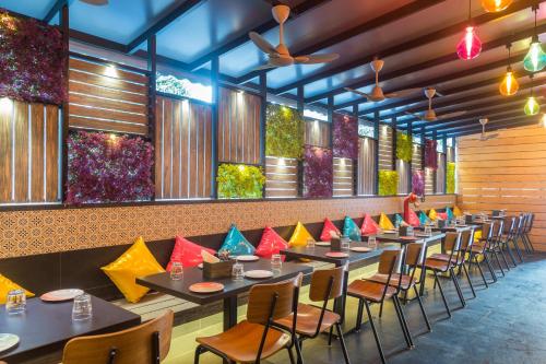 een rij tafels en stoelen in een restaurant bij Krishna Palace Hotel in Bhayandar