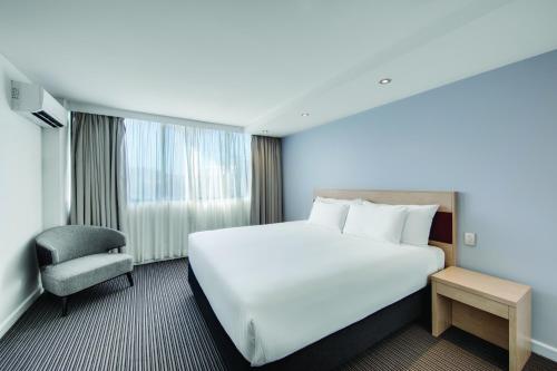 Кровать или кровати в номере Central Studio Hotel Sydney