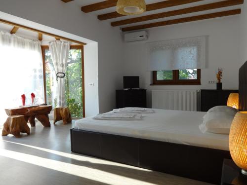 Un pat sau paturi într-o cameră la Villa Zorba