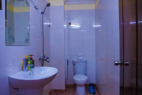 ein Bad mit einem Waschbecken, einem WC und einer Dusche in der Unterkunft Okay 1 Villa in Siem Reap