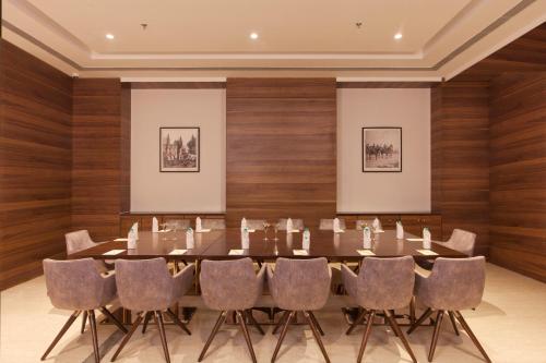 Zona de estar de Country Inn Premier Amritsar - 10 min drive from Golden Temple