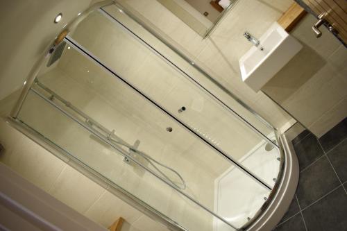 a glass wall in a bathroom with a sink at The Horse & Jockey in Alfreton