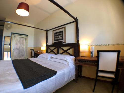 1 dormitorio con 1 cama grande, escritorio y escritorio en Hotel Villa Belvedere en Bonassola
