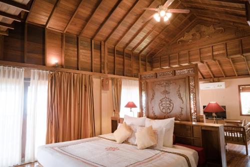 Tempat tidur dalam kamar di Belvedere Tam Dao Resort