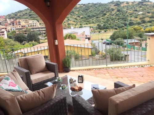 Cảnh núi rừng hoặc tầm nhìn ra núi từ nhà nghỉ dưỡng