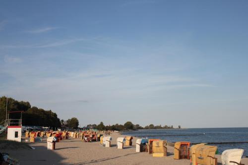 a group of chairs and tables on a beach at Sonnengarten 19 in Kellenhusen