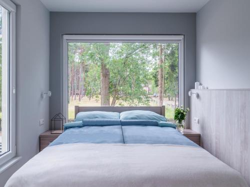 Un pat sau paturi într-o cameră la Parkova Apartamenty