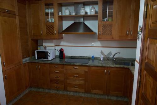 Kuchyň nebo kuchyňský kout v ubytování CHALET CON PISCINA EN MIÑO-Perbes