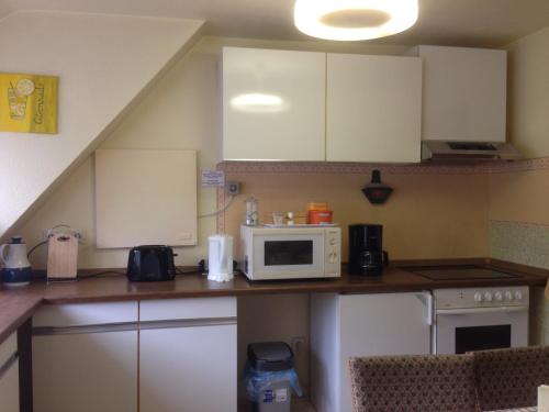 eine Küche mit einer Arbeitsplatte und einer Mikrowelle in der Unterkunft Haus Rübezahl in Helminghausen