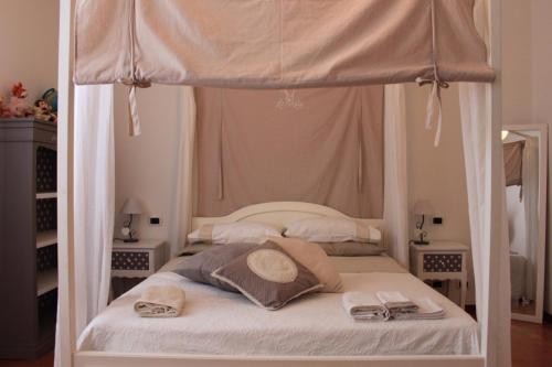 a bedroom with a canopy bed with towels on it at casa vacanza Pina in San Trovaso