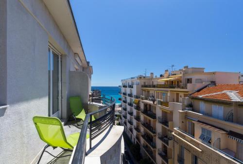 un balcone con sedie verdi su un edificio di Nestor&Jeeves - LES AIGLES - Very close sea - Top floor - Luxurious a Nizza