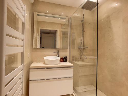 une salle de bain blanche avec un lavabo et une douche dans l'établissement Nestor&Jeeves - VILLA HARMONIE TERRASSE - Central - Free parking, à Nice