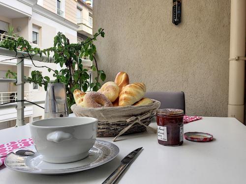 - une table avec une tasse de café et un panier de pain dans l'établissement Nestor&Jeeves - VILLA HARMONIE TERRASSE - Central - Free parking, à Nice