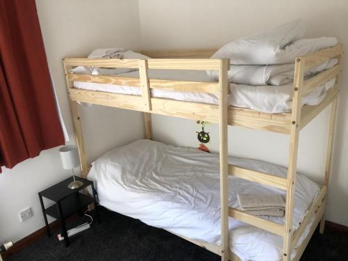 2 łóżka piętrowe w pokoju z łóżkiem w obiekcie NEW Super 2BD Flat near Dalkeith Town Centre w mieście Dalkeith