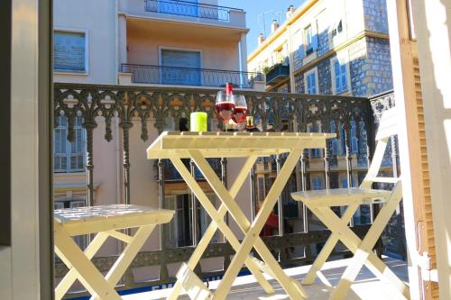 une table et deux chaises sur un balcon dans l'établissement Nestor&Jeeves - CALIFORNIA - Central - Very close sea, à Nice