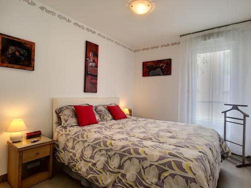 une chambre avec un grand lit avec des oreillers rouges dans l'établissement Nestor&Jeeves - VILLA HARMONIE TERRASSE - Central - Free parking, à Nice