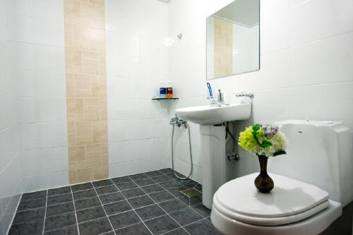 Bathroom sa Jeju Masil Guesthouse