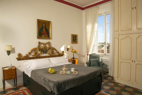 ローマにあるColosseum View Exclusive Apartmentのベッドルーム(キングサイズベッド1台、椅子付)