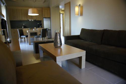 a living room with a couch and a table at Anaxo Resort in Riglia