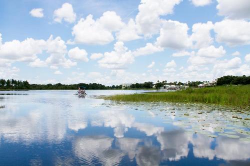 un barco en un lago con nubes en el agua en Summer Bay Orlando by Exploria Resorts en Orlando