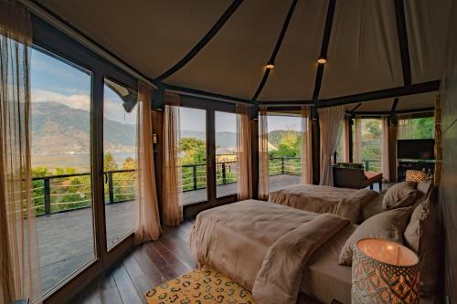 Llit o llits en una habitació de The Pavilions Himalayas Lake View