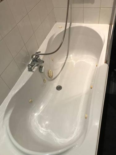 a white bath tub with a wire attached to it at Cannon House in Weston-super-Mare
