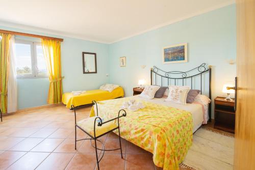 Ένα ή περισσότερα κρεβάτια σε δωμάτιο στο Holiday Home Es Figueral den Vicens