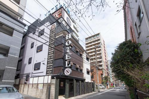 El edificio en el que está el hotel