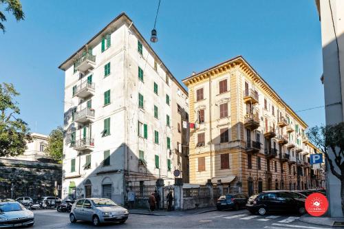 grupa budynków na ulicy miejskiej z samochodami w obiekcie 36 Holidays Home w mieście La Spezia