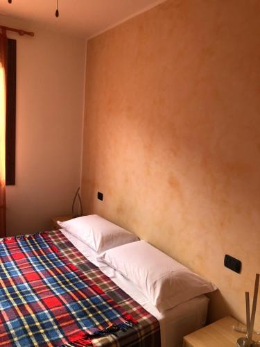 Un dormitorio con una cama con una manta de colores. en Michelino's house en Bolonia